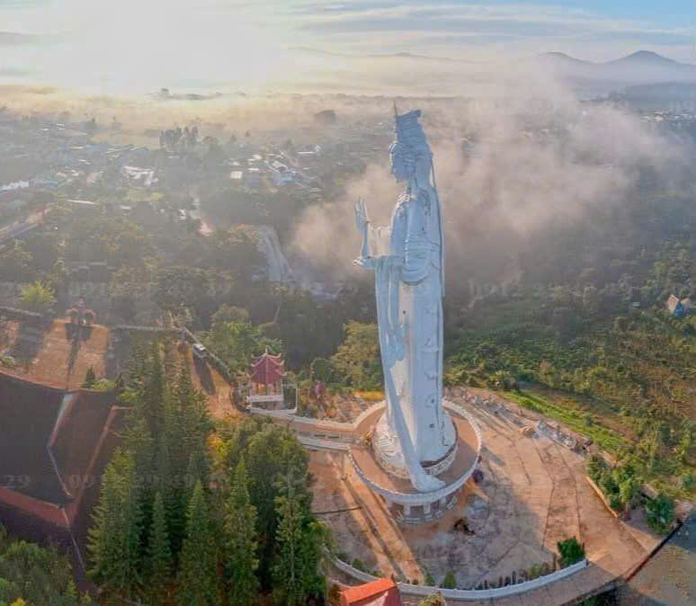 Chùa Linh Ẩn giữa biển mây Nam Ban
